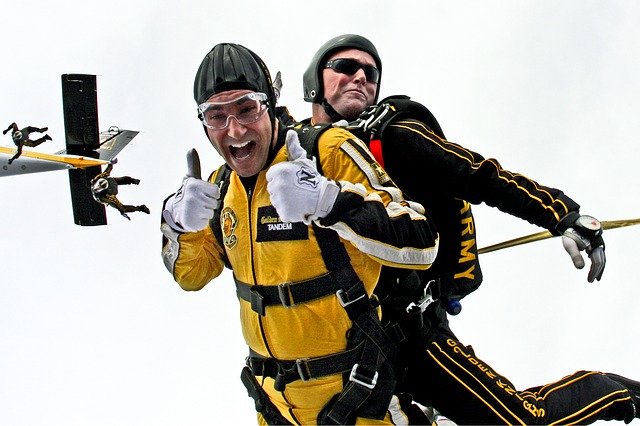 tandem-skydivers-603631_640